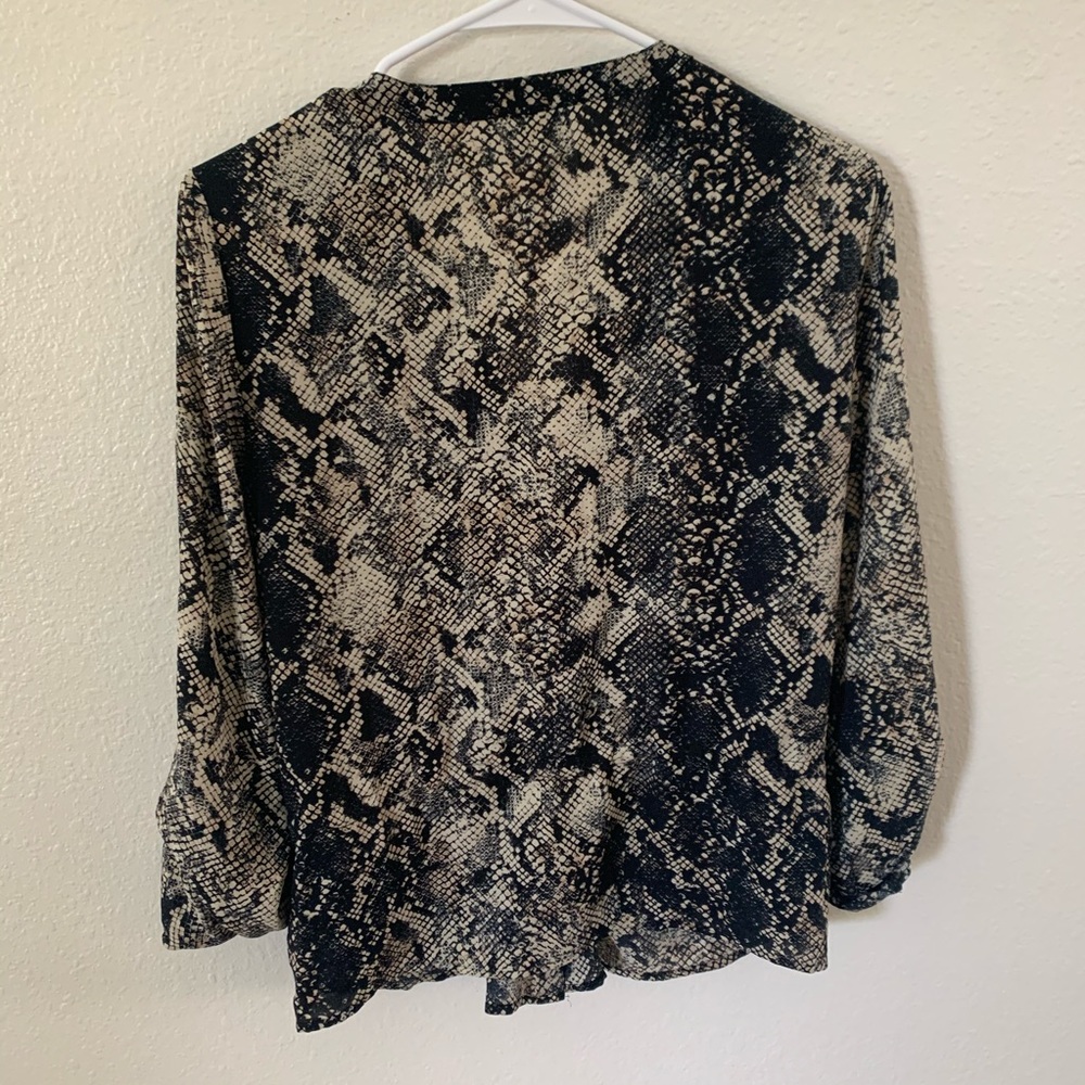 SOLD 🌿 Snake Print Drawstring Shirt - Picture 5 of 6